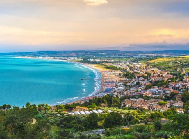 Vista panoramica sulla costa adriatica con spiagge e mare turchese.